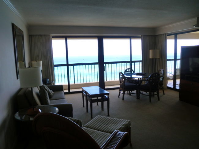 これもプレミアムのリビングです。<br />だんだんと下の階に降りて行って、前のサークルホテルで視界が遮られる部屋や、８階の間取りの違う部屋なども見せてもらいました、全部で４部屋と４Fのレクリエーションエリアのサウナやプールまで！見せていただきました。