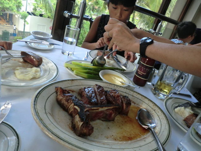 最後の夜は行きたいレストランへ行ってみよう、とウルフギャングへ。<br />前回予約なしで入れなかったので。<br />今回もトランプの最終日に急に思い立ち、コンシェルジュさんに頼んだところ、無事に窓際の席が取れました。