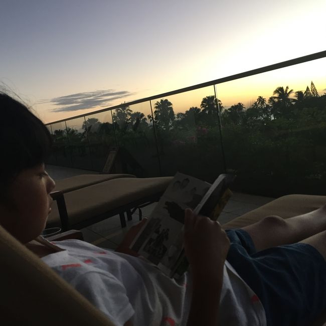 トランプのプール近くのテラスは昼は日焼けしたい人が陣取っていますが、夜は閑散としています。子供がここを気に入って、よくゴロゴロしに行きました。