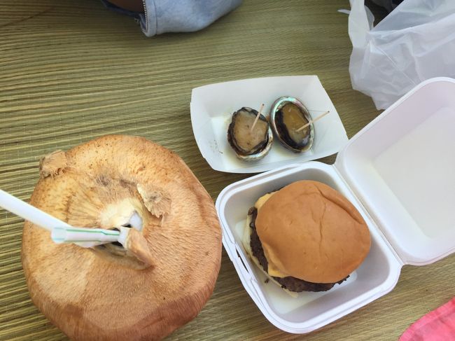 とりあえず、こんな感じでゴザの上で食べました。食べる場所がなかったら、親切な地元の人が譲ってくれました。