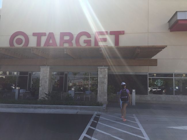 やってきました、ターゲット。<br />ここを含めてカイルアの町で２時間時間を取りましたが、もっと長く見たかったです。まあ、際限ないので、仕方なく切り上げましたが。<br /><br />ターゲットでは、好きな作家の（ソフィー・キンセラなど）新刊と映画と比べたら、理解しやすいかと「アリスのままで」のペーパーバックを買いました。<br />水着もワイキキのショップで買うより断然安く（トップスで２０ドルくらい）、同じくらい可愛いものが無造作に置いてあり、つい試着したくなりました。