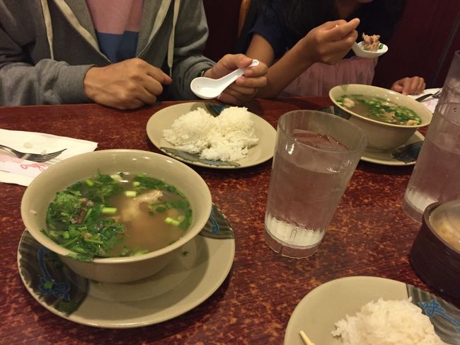 夜、行ってみたかった朝日グリルでオックステールスープを試しましたが、長女は苦手だったみたい。<br /><br />私はああいう味好きなんですが。大きいので小を２つ、パクチーあり・なしでちょうどよかったです。