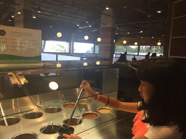 ソースバーは自分で勝手に。<br /><br />醤油、にんにく、パクチー、チリなどを取りました。<br />他にもごまだれもあって、完全にしゃぶしゃぶのイメージですね。