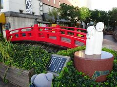 観光地のはりまや橋はこちら。
江戸時代の物の復元？だったかな。

日本三大がっかり観光地の一つとも言われます。
それでも有名ですから、朝早くから観光客さんが来ています。
写真を撮ってあげて、ちょっと話をしましたら、千葉県からのお客さん。
前日四万十川でカヌーをする予定が、大雨増水でだめだったとか。
あとで四万十川近くをドライブ予定だったので、貴重な情報です。