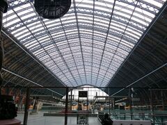 この日はユーロスターでブリュッセルへ日帰りの横道を．
入国審査の行列に並んでいる時，たまたま前後になった日本の方と出発までの間お話ししました．この時間があって本当に良かったと思うのです．とても元気が出ました．お別れの際に名刺を頂きましたが，国内で過ごしていたらきっと一生，交差もすることのなかった方だろうなと思うと少しおもしろい．
旅がもたらした希少な出会いに感謝しながらベルギーへ向かいます．