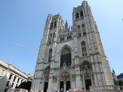 サン・ミッシェル大聖堂到着．
ああ私ステンドグラスが大好きなのだと気付かされた，荘厳で，でも鮮やかな建物．