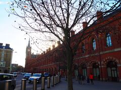 そうだ、外観も見ておかなきゃ。
と思って、一瞬地上へ。かっこいい駅舎だなぁ。

ハリポタのキングス・クロス駅は、実はセント・パンクラス駅。9と3/4番ホームは9年半前に行ったから割愛。でも時間があったら行ってただろうなぁ。ミーハーですから。