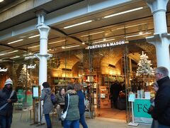 フォートナム＆メイソン。ティールームもありました。