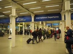 その後、コンビニみたいな小さなスーパーも冷やかし。結構何でもあるセント・パンクラス駅。

イギリス4日間楽しかったなぁ。なんて感慨に浸りながら、改札を通り抜けました。
ユーロスターは日本から予約していったので、プリントアウトした予約表のQRコードをピッと改札でかざすだけ。

その後は出国審査（手荷物とパスポートの検査）を受け、パスポートに電車マークの出国＆入国スタンプを押してもらいました。