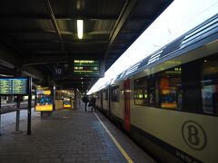 時計の針を1時間進めて、定刻どおり16:08ブリュッセル南駅到着。人生初ベルギー！
ベルギーの公用語はフランス語とオランダ語。
やっばい、二外ドイツ語だったから全然わかんなーい！
でも何とかなるよね！
ってことで、駅名・地名はそれぞれの言語でも覚えておくようにしました。
あとは大英帝国時代にイギリスが頑張ってくれたので、共通語として英語も通じると信じてる！

さて、ここからローカル線に乗り換えます。ブリュッセル南駅界隈は治安が悪いらしいので早々に移動して、観光地が集まるブリュッセル中央駅を目指します。
ユーロスターを降りてconnectingの表示に従って進むと、informationの係員さんが立っていたので、さっそくブリュッセル中央駅までの行き方を聞きました。（セント・パンクラスでユーロスターを待つ間、何を予習してたんだというツッコミはなしで。。。）
そしたら、空港行きのICに乗って一つ目の駅よ、とスマイルと共に教えてくれました。ハイ、普通に英語も通じます。一安心。