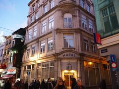 でもそれからが試練だった。
敵の名は石畳。
駅からホテルまで、スーツケースが壊れそうなくらいでした。
事前に口コミを読んで、「そんな〜まさか〜大袈裟だな〜」なんて思ってたんですが、お気に入りのルフトハンザ印のリモワちゃんがぶっ壊れるんじゃないかと本気で心配になるくらいのガタガタ道でした。（でも大丈夫だった！）

今日のお宿はこちら。
駅近、グランプラス近で、手頃なホテルを探した結果、4トラでも評判の良かったHotel Arisにしました。
ロンドンでは3泊同じホテルに泊まったけど、ベルギーでの3泊は全部違う街なので、貧乏旅行ながらも予算にメリハリを付けてますよ〜。ちなみに今回の旅行で使ったホテルではここが一番安くて、一泊7,420円でした。朝食なしにしたっていうのもあると思うけど。