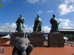 広場に土佐三志士像。
おなじみ坂本龍馬に、武市半平太、中岡慎太郎像です。
この時点で桂浜には行かないことになってたのでここで記念撮影。