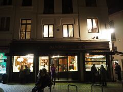 向かった先は、ガイドブックでお馴染みの「ダンドア(Dandoy)」。
ワッフルの有名店です。

２階がティールームになっています。