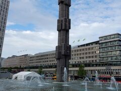 セルゲル広場。

この塔はガラスでできていて、夜になると煌びやかに輝きます。
観光の起点になりますので、ここは覚えておきましょう。