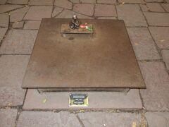 フィンランド教会の裏手にある、高さ僅か１４ｃｍの像。

通称「アイアン・ボーイ」。

かわいらしい像で、しゃがみこんで写真を撮る人が多いです。