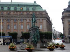 ガムラ・スタンからシェップスホルメン島に向かいます。

途中で通ったグスタフ・アドルフ広場。
中央にグスタフ・アドルフ２世の像が建っています。