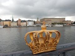 金色の王冠が目印、シェップスホルメン橋。

現代美術館や東洋博物館のあるシェップスホルメン島に行く橋です。
王冠の先には、ガムラ・スタンが見えています。