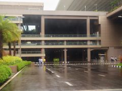 定刻より少し早めにムンバイ・チャトラパティ・シヴァージー国際空港に到着した。インドのアライバルビザは、現在Ｅビザ化となっており、インターネットで申請･決済後に送られた用紙を元にアライバルビザを取得する。
そのため、ダッカでチェックインする際にＥビザの用紙をみせ、搭乗待合室に入る際にもＥビザの確認が行われる。

　ムンバイに到着後、イミグレーションはＥビザによるアライバルビザのレーンが設けられており、イミグレで用紙を提出するとビザ発給はあっという間にできる。大人については指紋採取とカメラによる撮影が行われ、子どもはカメラによる撮影のみ。

　入国後、進路に沿ってエスカレータを降りていくと、プリペイドタクシーのカウンターがあるので、カウンターでホテルまでのタクシーを手配。フォート地区までエアコン付きで750ルピー（約1,500円）。因みにプリペイドタクシーのカウンター横にＡＴＭが設置され、現地通貨を引き出すことができる。


