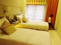 ムンバイで宿泊したのはレジデンシーフォートホテル。一泊朝食付きで約6000円。中央駅であるムンバイ・チャトラパティ・シバジ・ターミナスまで、200メートル、そしてシティバンクの向かいにあるので分かりやすく利便性が高い。そしてレセプションはとても親切で、部屋も清潔。もちろんしかっりとお湯もでる。かなり居心地がよくて一泊だけで宿泊するのがもったいなかった