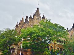 ホテルから200ｍほどに世界遺産に認定されている、中央駅のムンバイ・チャトラパティ・シバジ・ターミナスに到達する。