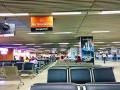 ダッカ・シャージャラル国際空港を13：20出発し、一路ムンバイへ。ジア国際空港から2010年に名称が変更された。
空港のセキュリティーは結構厳しい。建物に入る際に手荷物等の検査を受け、保安区域に入る際にも当然検査を受ける。その後搭乗待合室に入る際にももう一度金属検査や手荷物検査があり、最後にジェットエアウェイズの担当者が、手荷物を開封し、中身の確認まである。インド政府のテロ対策の要請なのかもしれないが、ここまでやって出国するのはイスラエルくらいか！？

一方、保安区域の売り場はブランド物の免税売り場はたいしたことないが、バングラデシュのＴシャツや民族衣装のような服、小物類は現地通貨TAKA出購入することができる。
