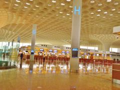 ムンバイ・チャトラパティ・シヴァージー国際空港は、驚くほど近代的だ。イメージしていたものと全く違い、冷房は良く効いてるし、トイレだって清潔。正直非常に驚かされた。