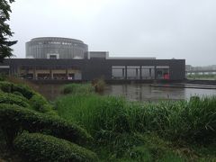 人工池の向こうに近代的な建物が見えてきました。
どうやらあれが、東北歴史博物館みたいです。

いつもなら違うのですが、この時は「とりあえず雨宿りできそうだ」位の感想です。
