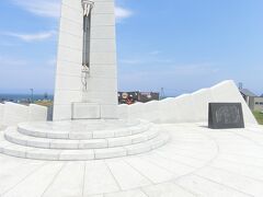 この塔は祈りの塔と言うそうです。
大韓航空機墜落の慰霊の塔です。