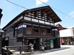 佐藤又六家です。
増田地区最古の店蔵が現在も現役で使用されています。