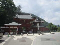 中禅寺に到着。朱塗りの山門が目にまぶしい。