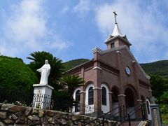 途中井持浦教会があったので立ち寄りました。

五島にきたらやはり教会に何らかの感覚を得たいと思っていました。
道を走っていると、一集落ごとに教会の尖塔が見えて、
ふだんは気付かなかった「中心点としての教会」という位置づけに
はっとしました。
ヴェネティアでも同じことを思いましたが、
これが日本で見られるとは。