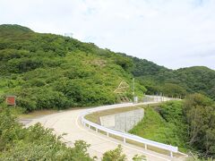 お天気が良かったので、この日は大佐渡スカイラインへ行ってみました。

４年前は時間がなくて行けなかったところ。

大佐渡スカイラインは一部コンクリート舗装の道路がありました。

大佐渡スカイラインは金井から入って白雲台に行き、佐渡金山の方へ
抜けたのですが、佐渡金山への途中は、かなりきついヘアピンカーブが
ありました。
私自身車酔いしやすいタイプですが、軽い車酔いはありました。
フェリーは大丈夫だったのですが、大佐渡スカイラインは運転は
快適にできますが、カーブが多い道なので、車酔いする方には
きついかもしれません。