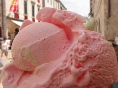 ピレ門近くの人気のアイスクリーム屋さん。
アイスをコーンに盛ってから数十秒で溶け始めた！！！