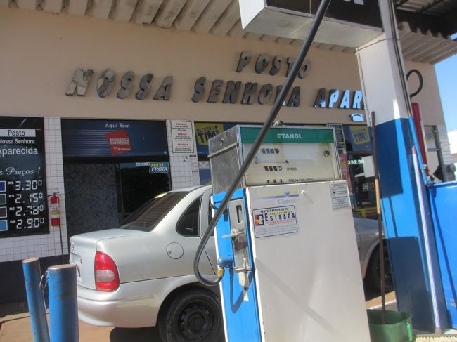 当然エタノールを入れます！<br /><br />ブラジルに進出してる日本の自動車産業は<br />　エタノール車を生産してるのに、なぜ日本では販売しないのか？<br />　　ハイブリッド車より効率的やのに残念ね