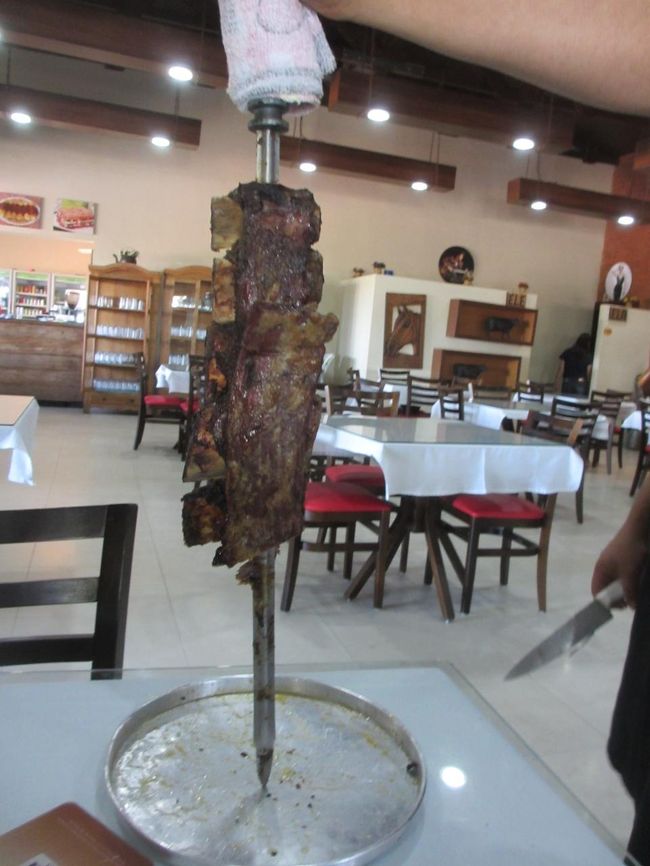 シュハスカリーア（ブラジル風豪快焼肉料理）でランチ<br />　お肉食べ放題で１人２８へアイス＝約１０６０円<br />　　ブッフェだけは１人２２へアイス＝約８４０円<br /><br />これは、コステーラ＝牛アバラ肉