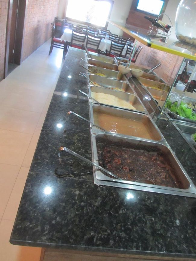 手前がフェイジョアーダ