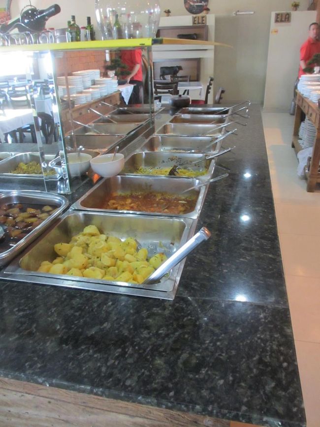 手前はマンジョッカ芋<br />　その向こうはパスタ