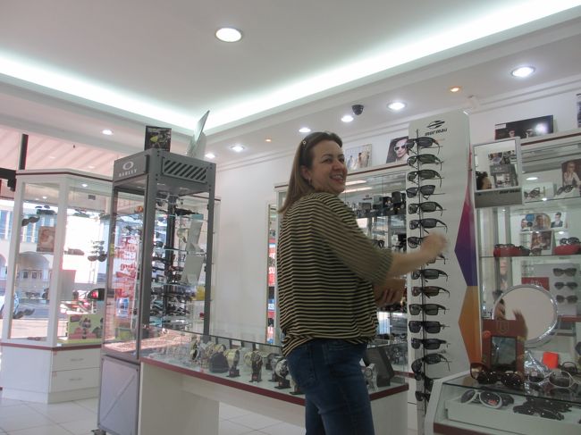 メガネ屋さんでサングラスを選ぶ嫁さん<br />　１つ４千円のセールでも９９％UVカットもの<br />　　日本より遥かに安くてデザイン良しでご購入！