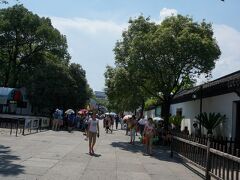 魯迅公園の歩行者天国をひたすら歩きます。
本日の気温、（絶対）４０度超。中国の正式発表３６度。
さっきのビールが全部汗になって体外に排出されます。