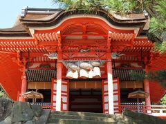 日御碕神社は朱塗りで綺麗ように見えたが、近づくと痛みが目立ち始めていました。
