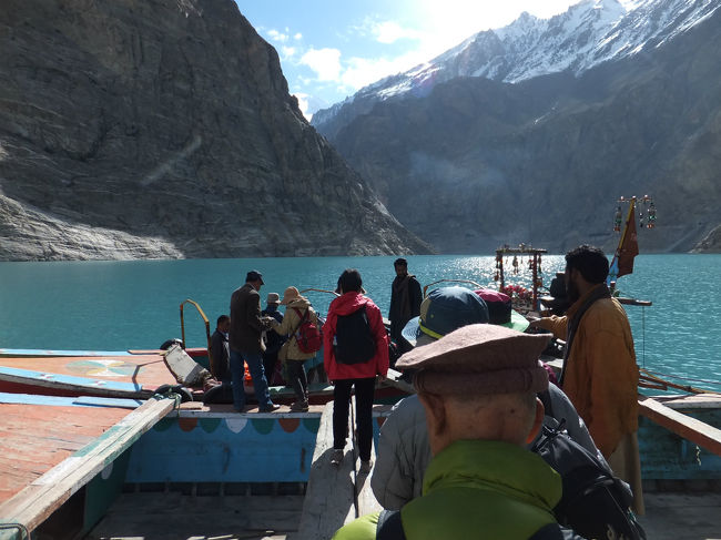 一人ずつ船に乗り込みます。<br />渡されたライフジャケットを渡されて、いざ出船。<br /><br />