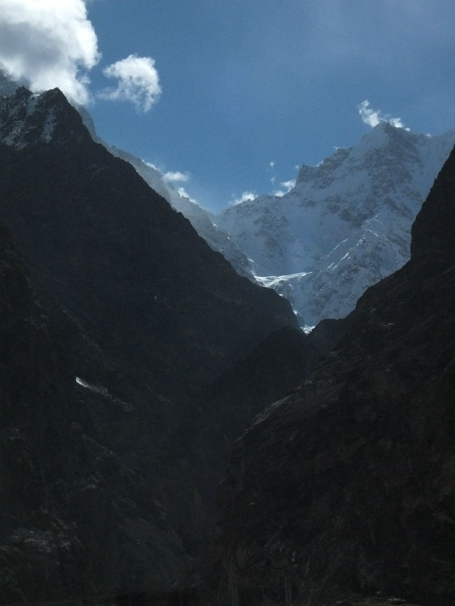 天気もよく山々に囲まれてさぞ快適なのだが、忘れてはならないのが寒さ。<br />囲んでいるのは雪を頂く山々であり、水は融雪で流れてきたもの。<br />寒くないわけがない。<br />ヒートテックにスエットにダウンにウインドシェルと重装備で乗り込んで、仕上げはニットキャップ。<br />これで快適、湖の旅。