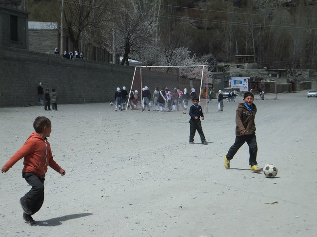 道中に見かけた小学生は、女子も男子も元気にサッカー。<br />