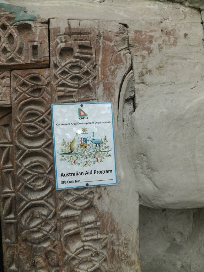 グルミットではヒワ族のお宅探訪もさせてもらった。<br />柱や梁、採光や部屋の配置など、とても興味深い。<br />他にも、この地域の女性の収入源だとう絨毯製作している家屋へ。<br />ここはオーストラリアの援助、指導で行っている絨毯の製造場所。<br />