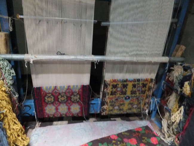 他の国で絨毯やシルク製品の工場を見たことがあるが、ここの環境が一番暗くて狭い。<br />けれど、一番現場の雰囲気が朗らかで明るいのもこの場所。<br /><br />