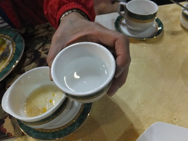 本日の夕食のサプライズは、ガイドさんが仕入れてきてくれたフンザウォーター。<br />正体は地酒で、桑の実の蒸留酒。<br />飲んだ方の感想では、「飲みやすいよー」とのこと。<br />下戸なので、ここでも写真だけ。<br />