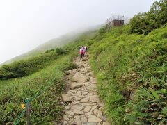 八方尾根自然研究路の始まりです。
尾根コース（登山道コース）と木道コースがありますが、高山植物が咲いている木道コースを進みます。