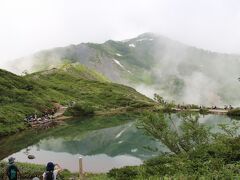 八方尾根自然研究路　八方池に到着です。
池に八方尾根の稜線が映っています。
この景色が見られたのは一瞬ですぐにガスってまったく見えなくなりました。