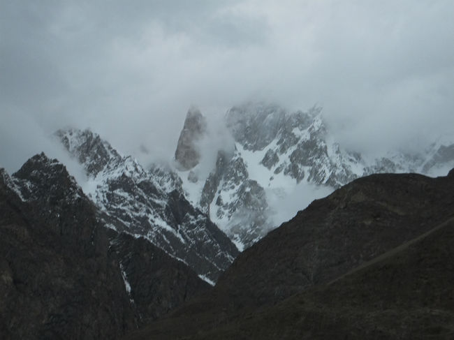 しかしながら、登るにつれてどんどん雲が覆ってくる。<br />上りきったときにはこの展望。。<br /><br />しばらく晴れるのを待ってみる。<br />