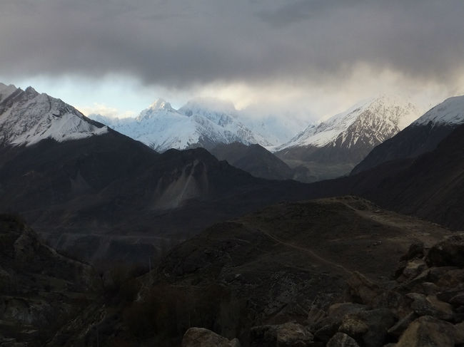 チラリと見れる晴れ間。<br />けれど、いくら待ってもこれ以上は明るい面積が広がらない。